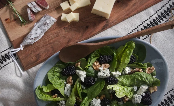 Blue cheese salad with walnuts and blackberries