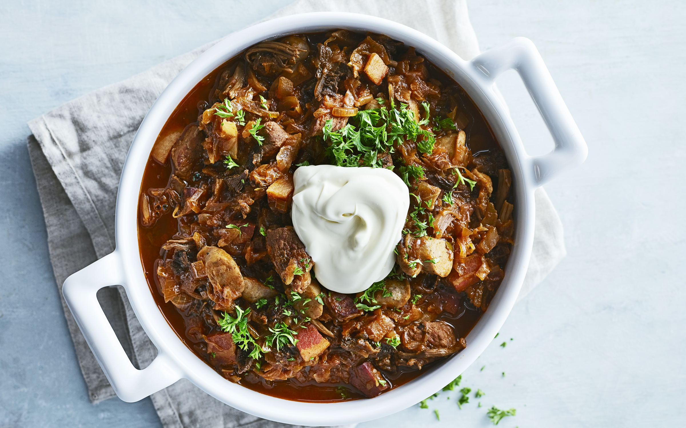 Bigos mit Kartoffeln und Saure Sahne | Arla - Rezept