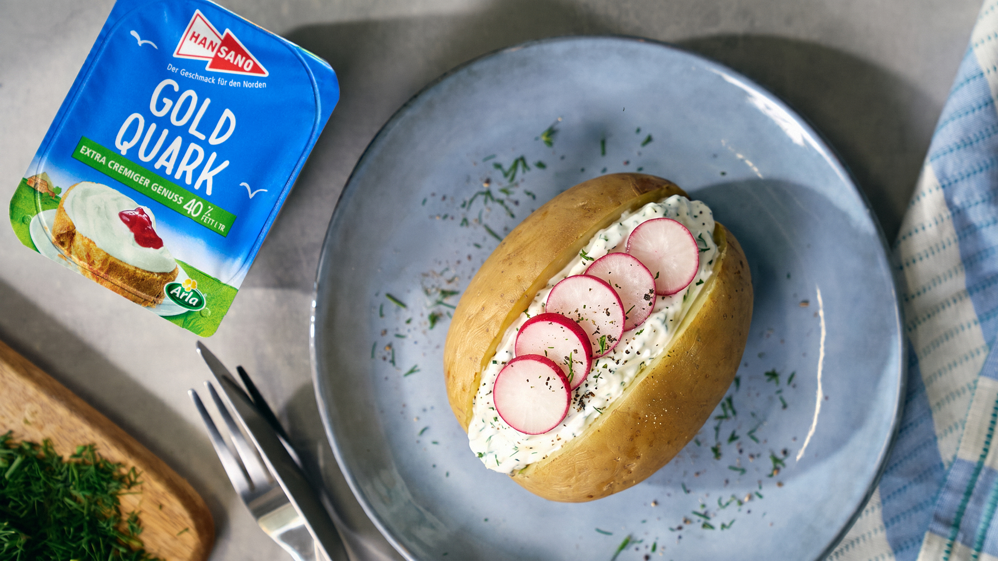 Ofenkartoffel mit Kräuterquark und Radieschen
