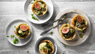 Små smördegspajer med gräddkokt grönkål och ädelost