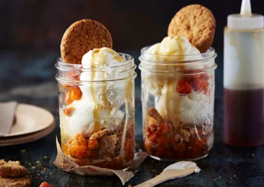 Sundae med hjortron och kaksmulor