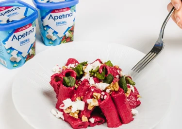 Rigatoni con salsa de remolacha y Arla Apetina sin Lactosa