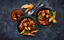 WÜRZIGES CHILI CON CARNE MIT FRISCHKÄSE