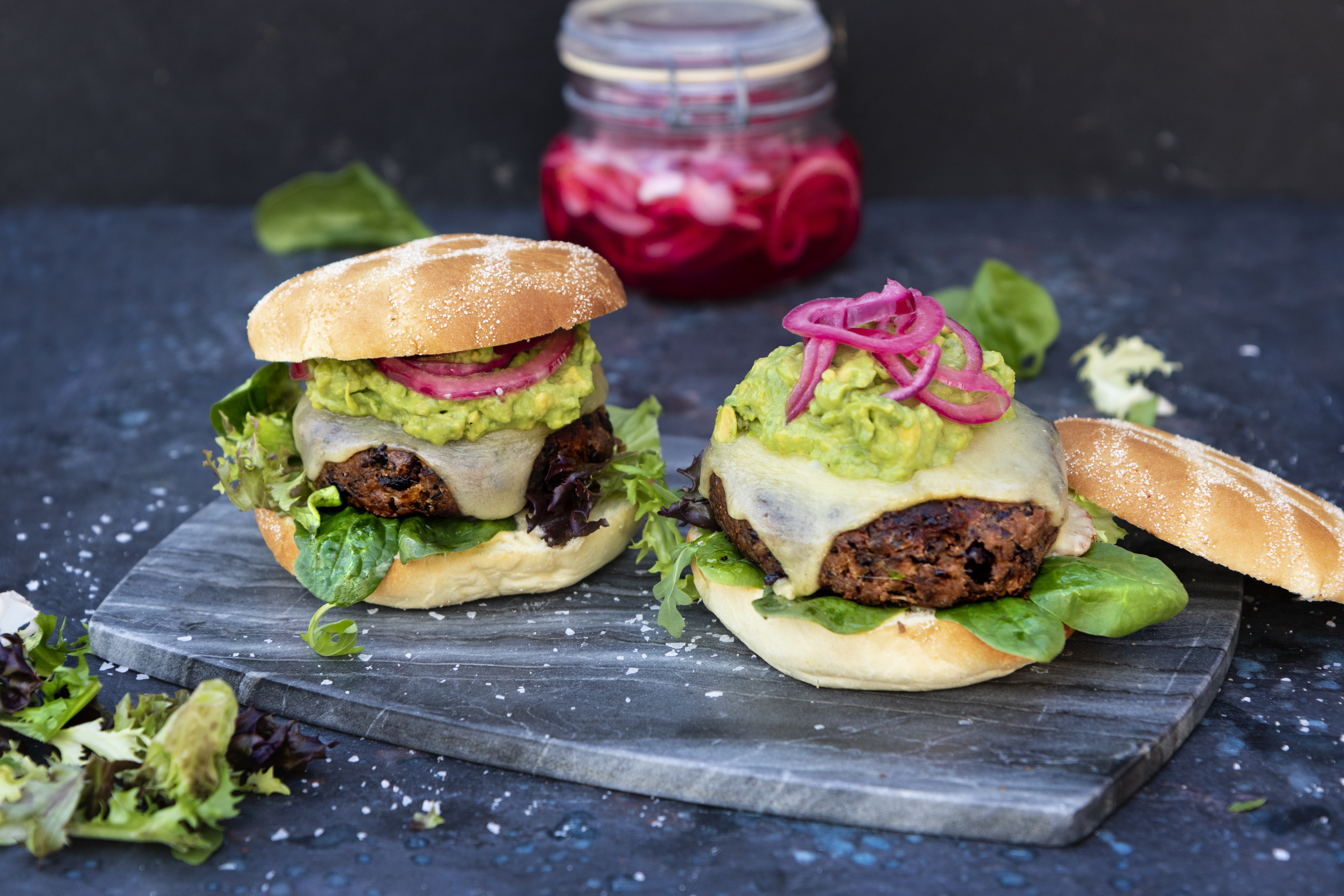 Bönburgare med cheddar, picklad rödlök och guacamole