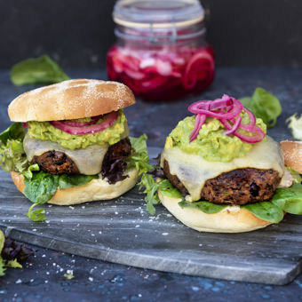 Bönburgare med rökt cheddar, picklad rödlök och guacamole