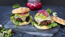 Bönburgare med cheddar, picklad rödlök och guacamole