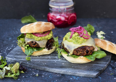 Bönburgare med cheddar, picklad rödlök och guacamole