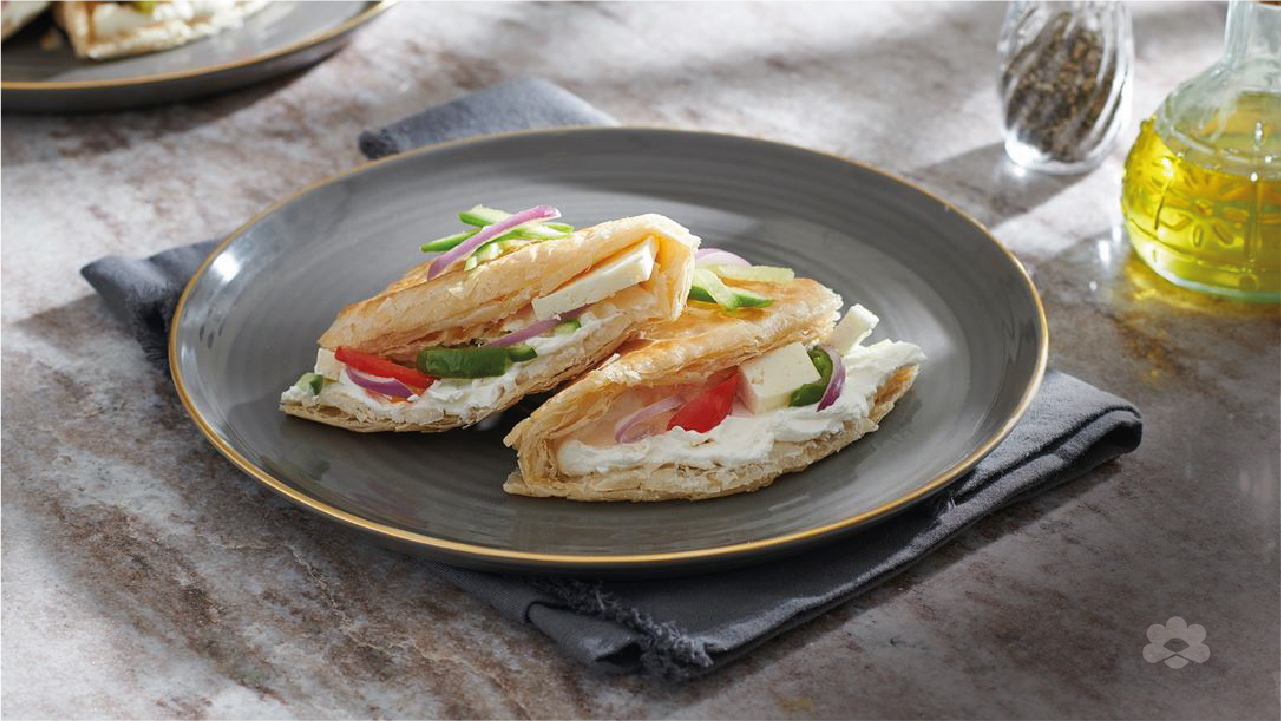 ساندويش لبنة وخضار بخبز البراتا