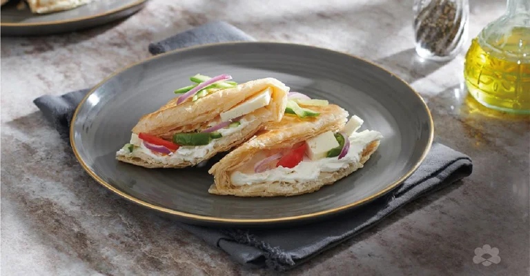 ساندويش لبنة وخضار بخبز البراتا