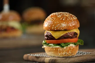 Classic Beef Burger with Arla® Pro Mild Coloured Cheddar Slices