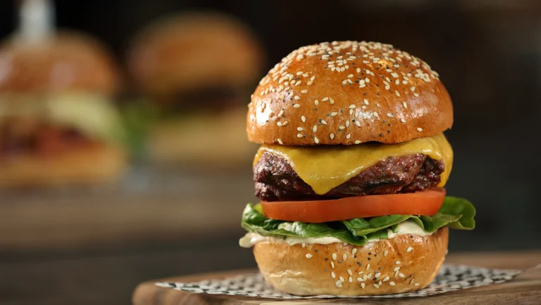 Classic Beef Burger with Arla® Pro Mild Coloured Cheddar Slices