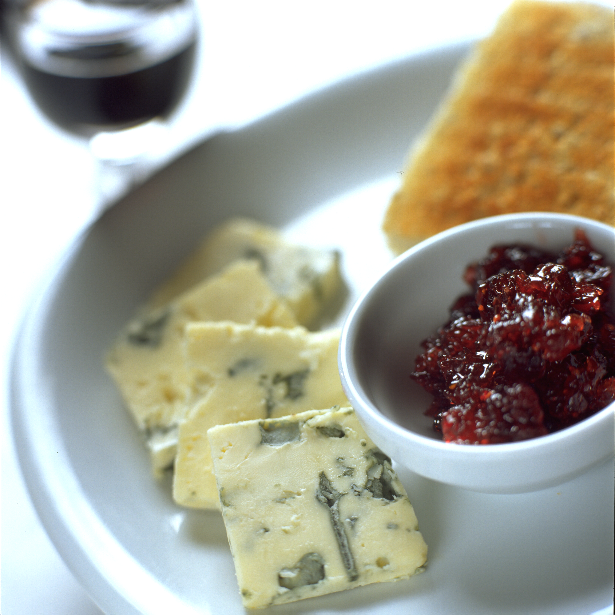 Blåskimmelost med tranebærkompot