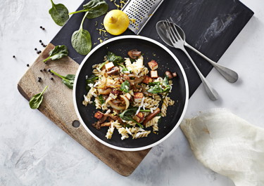 Pasta med svampe og stegt salatost