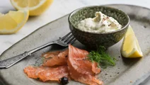Gravad lax med hovmästarsås och pepparrotskräm