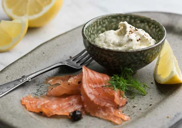 Gravad lax med hovmästarsås och pepparrotskräm