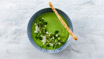 Laktosfri grönärtssoppa med yoghurt och grissini