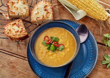 Majssuppe med chili og ostebrød