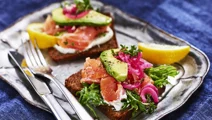Kallrökt lax med picklad rödlök