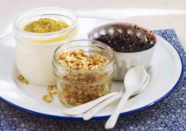 Kvargmousse med honungsblåbär