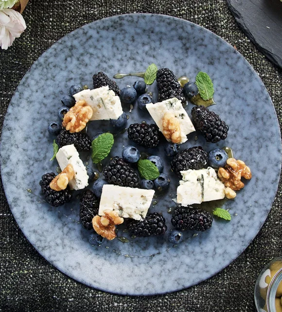 Fromage bleu avec baies et noix de Grenoble