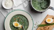 Nässelsoppa med mjukkokt ägg och rostad lök