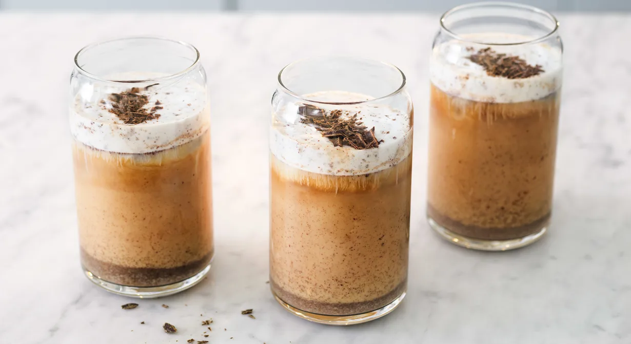 Läskande islatte med balanserad choklad- och kaffesmak. Uppgradera med en extra shot för mer kaffesmak. Använd gärna ekologiska produkter till denna kalla kaffedrink då Latte Art är eko.