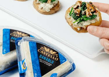 Tostas de boniato con espinacas, Castello® Danablu y nueces