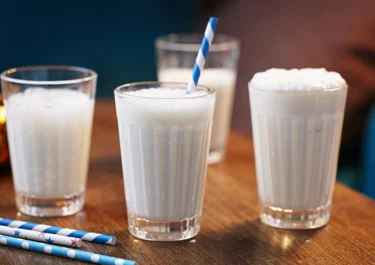 Bananen-Proteinshake mit Buttermilch