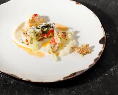 Samettisen pehmeä ja yllättävän kevyt. Kukkakaalipyree on täydellinen lisuke moneen annokseen.