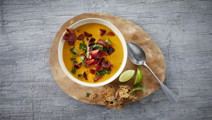 Græskarsuppe med stegte rodfrugter og sprød serrano skinke