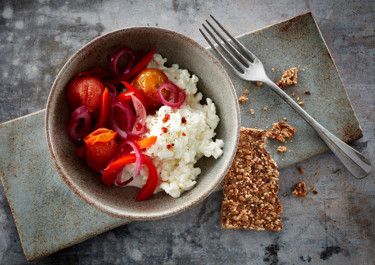 Hytteost med syltede grøntsager