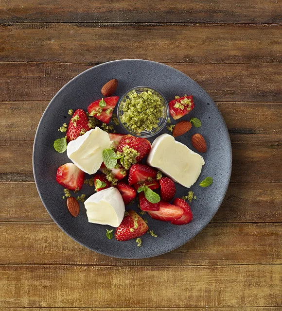Fromage Crémeux Brie aux fraises et au pesto à la menthe