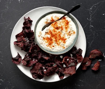 Dip na bazie sera Castello® Danablu z chipsami z buraka