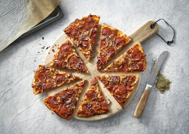 Pizza mit Peperoni-Salami 