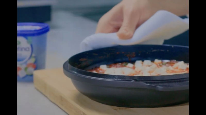 Saganaki de langostinos con Arla Apetina en dados