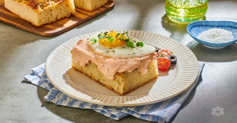 خبز ايطالي بالبيض والجبن مع صلصة الهريسة