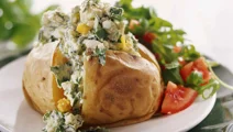 Bakad potatis med ägg och spenat