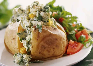 Bakad potatis med ägg och spenat