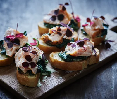 Crostini with spinach in white sauce and hot-smoked salmon