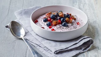 Ginger, dried figs, and fresh berries topping for skyr