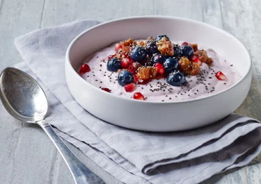 Ingwer, getrocknete Feigen und frische Beeren als Topping für Skyr