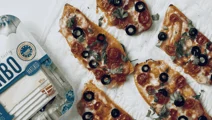 Tostadas de boniato con tomates cherry, aceitunas y Danbo
