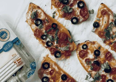 Tostadas de boniato con tomates cherry, aceitunas y Danbo