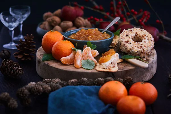 Käse & Cracker – Mini-Snacks mit Ananas-Frischkäse und Clementinen
