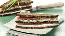 Schwarzbrot-Tramezzini mit Gurkensalat