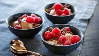 Mjölkchokladmousse med browniesmulor och hallon