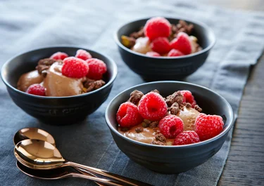 Mjölkchokladmousse med browniesmulor och hallon