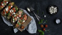 Aubergine med tomat och ost