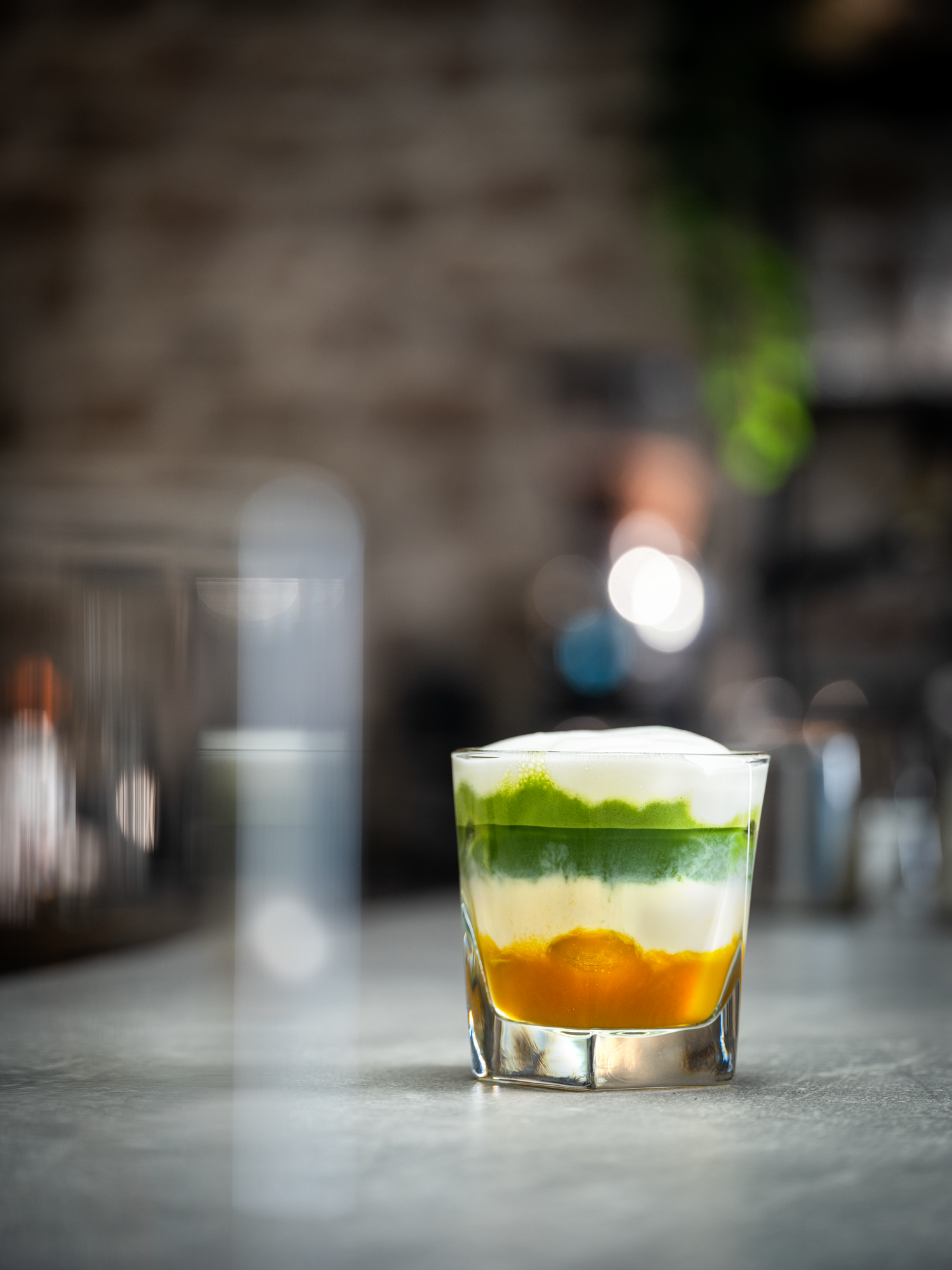 Mango-passievrucht iced matcha latte