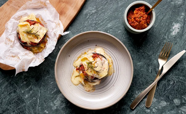 Auberginetårn med Hvit med Chili og tomatpesto